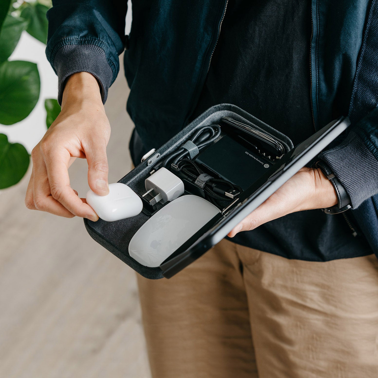Orbitkey Nest Portable Organizer│Black│Lifestyle foto met accessoires en Nest geopend