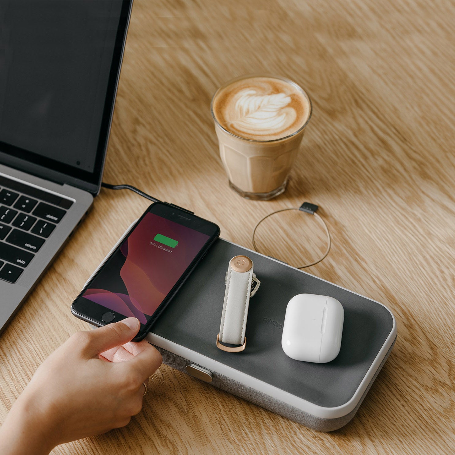 Orbitkey Nest Portable Organizer│Ash Grey│lifestyle foto met telefoon op oplader