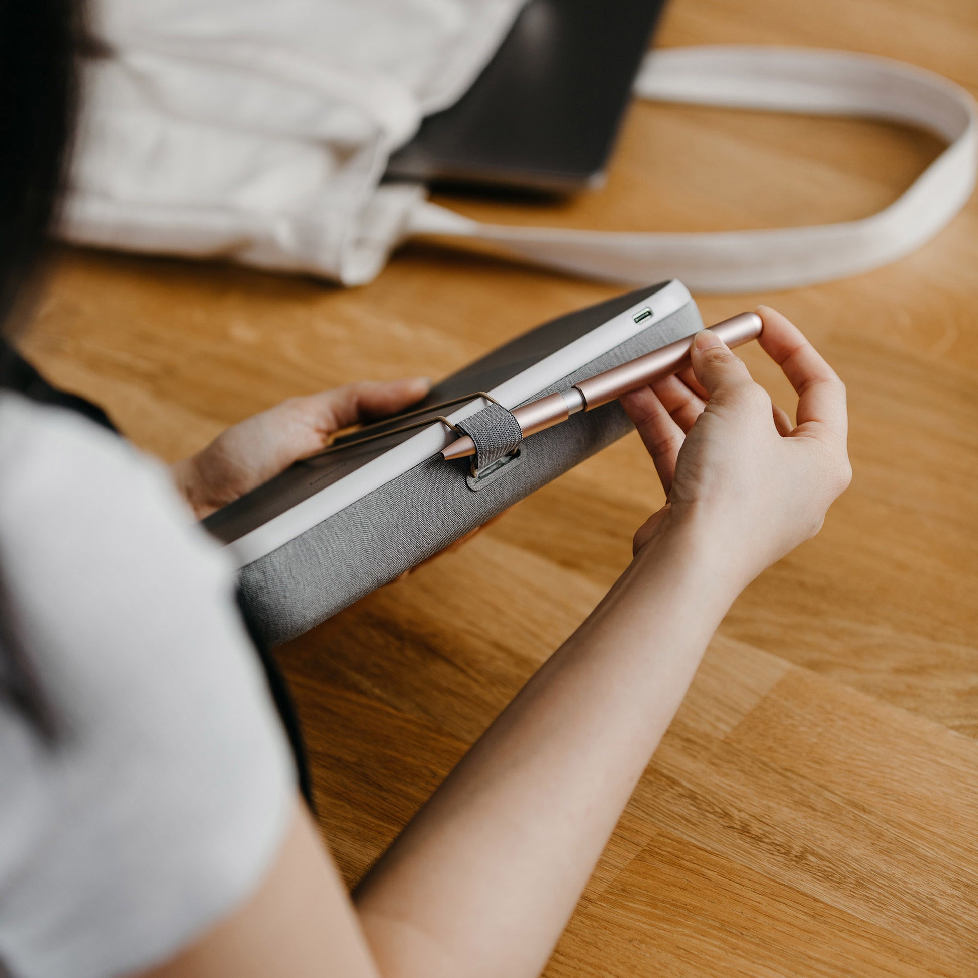 Orbitkey Nest Portable Organizer│Ash Grey│lifestyle foto met penhouder