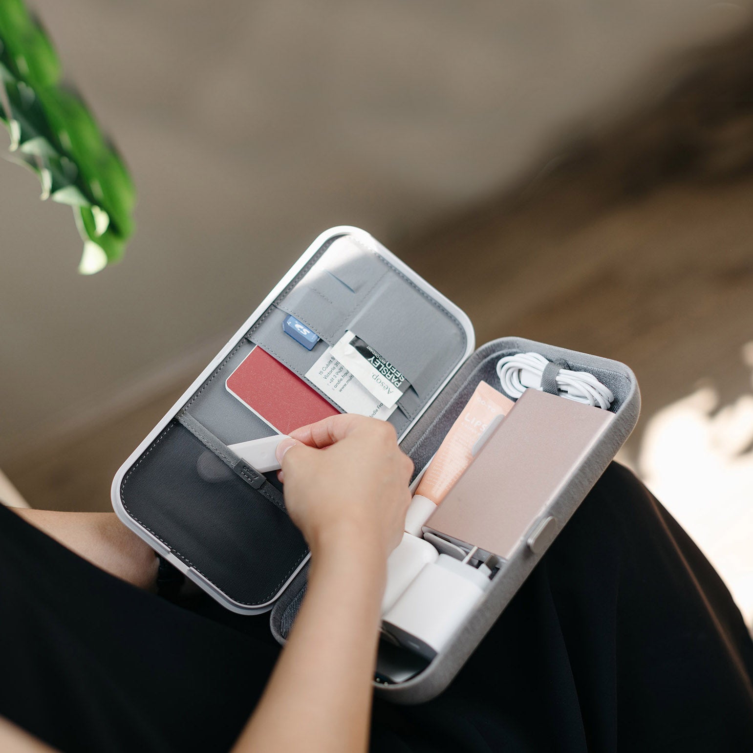 Orbitkey Nest Portable Organizer│Ash Grey│lefestyle foto geopend met accessoires