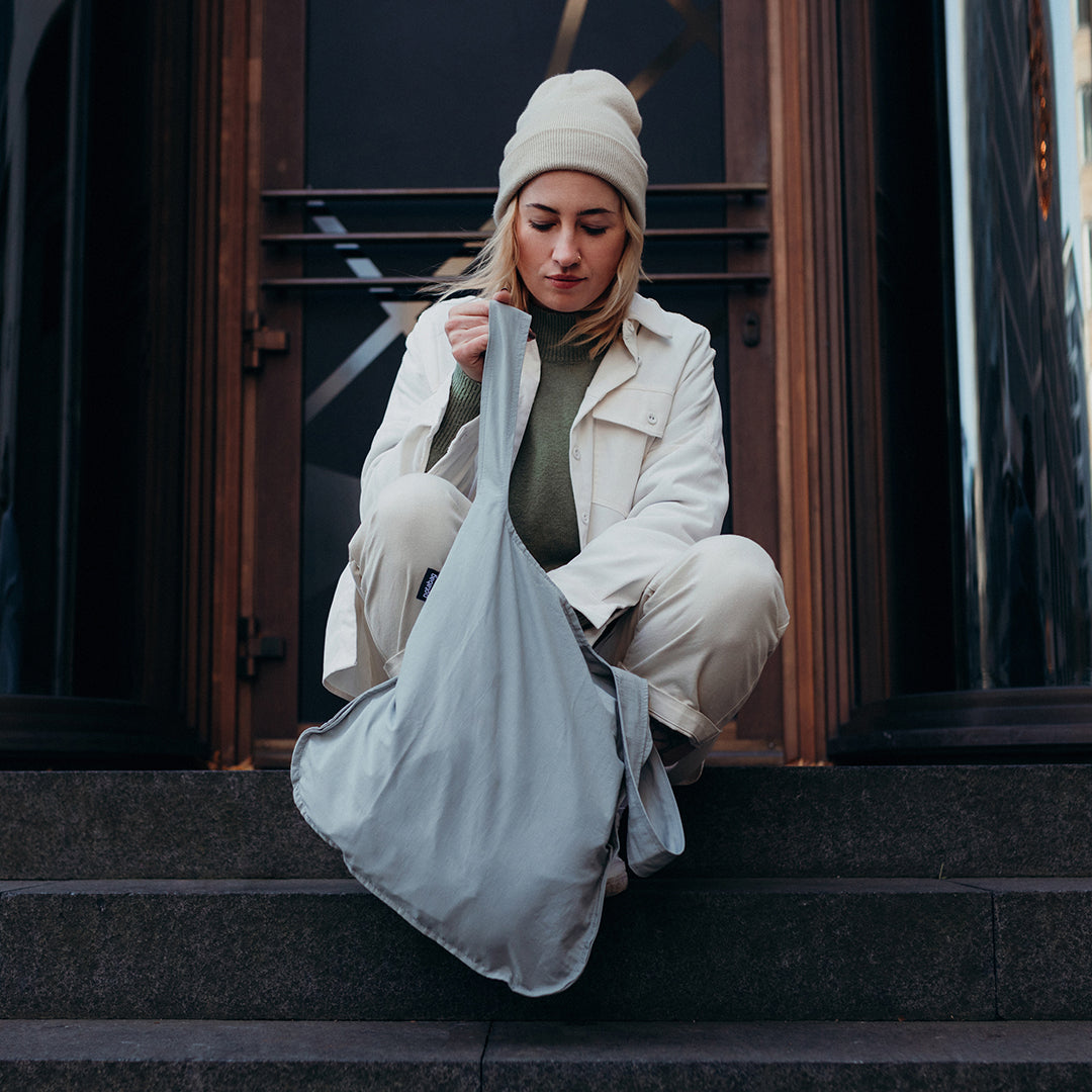 Notabag Grijs│art. NB-O-GY5│vrouw zitten op trap met shopper tas