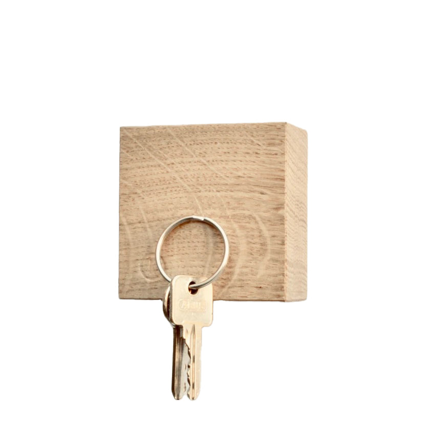 Traktor is een magnetisch wandblok voor het opbergen van je sleutelbos, of het ophangen van je keukenmessen etc. Deze handgemaakte kubus van het Belgische merk kabinet van Look is verkrijgbaar in 5 verschillende houtsoorten en kan tot 5 kg aan gewicht dragen.