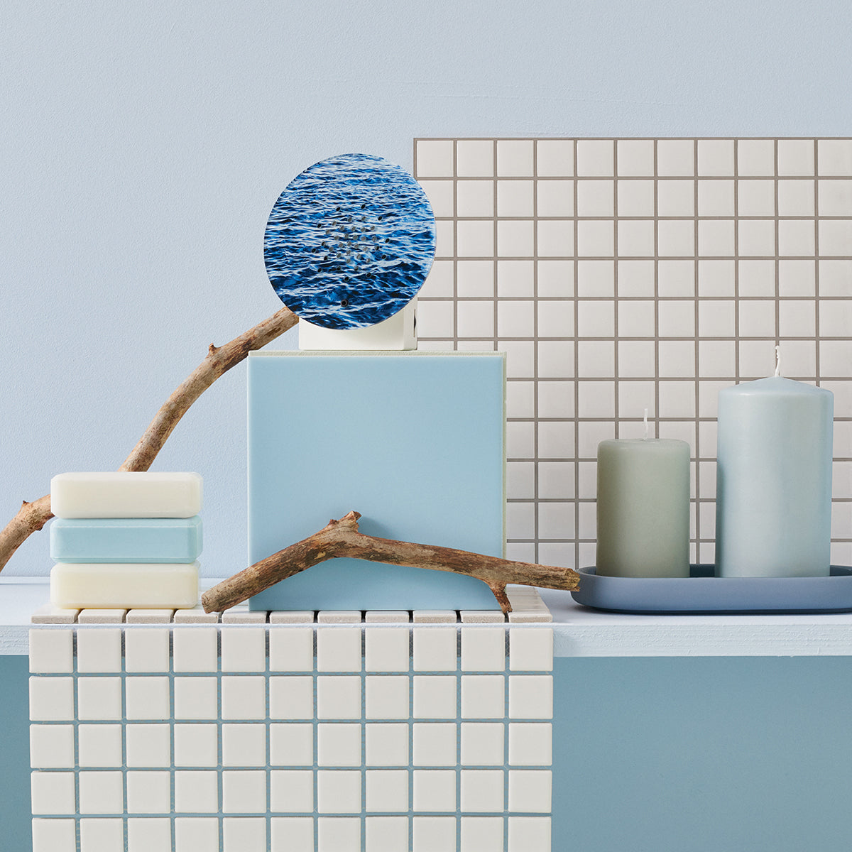 Oceanbox Wave Zeegeluiden│Relaxound│art. 11OBX0101001│in badkamer metwitte tegels
