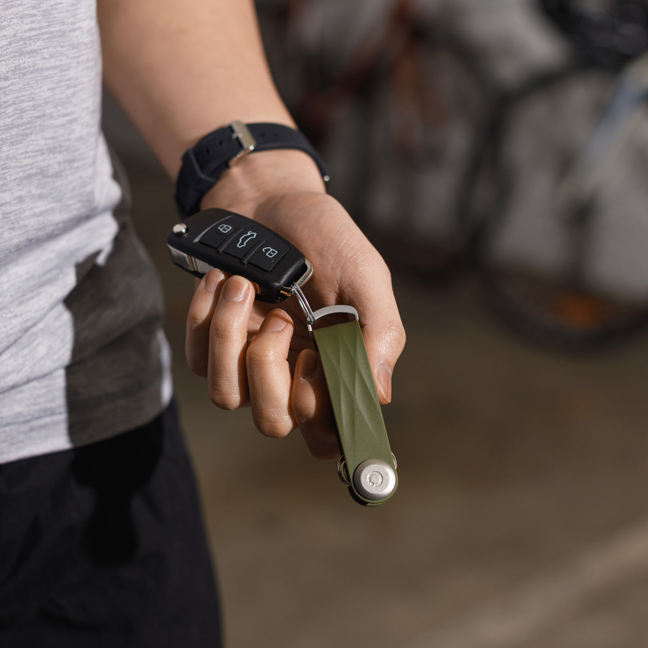 Key Organizer Orbitkey│Active Hunter Green│ ACTO-2-HG│sleutelhanger rubber met autosleutel in hand