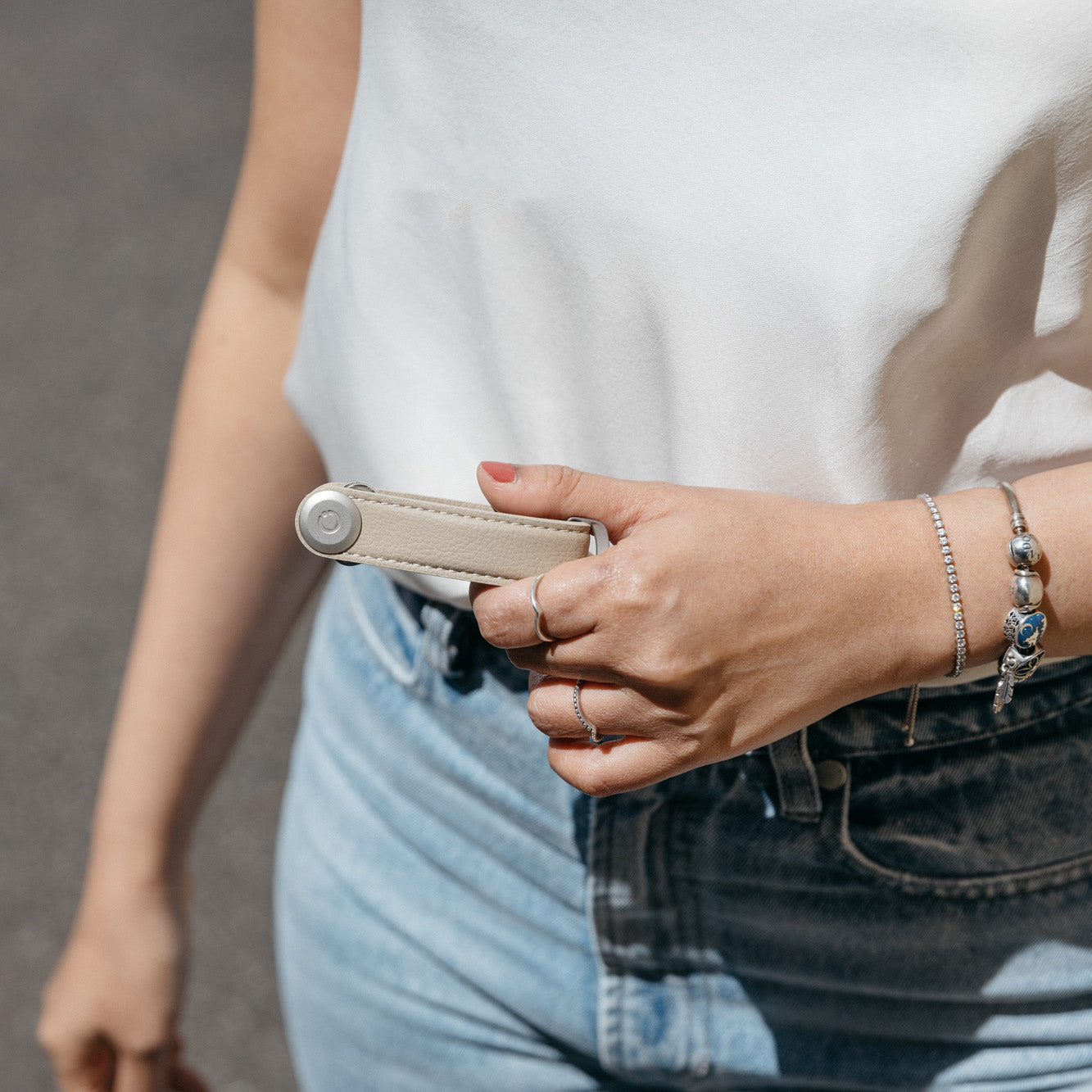 Key Organizer Orbitkey│Cactus Vegan Desert Sand│CCLO-2-DSDS│sleutelhanger leer gsloten in hand