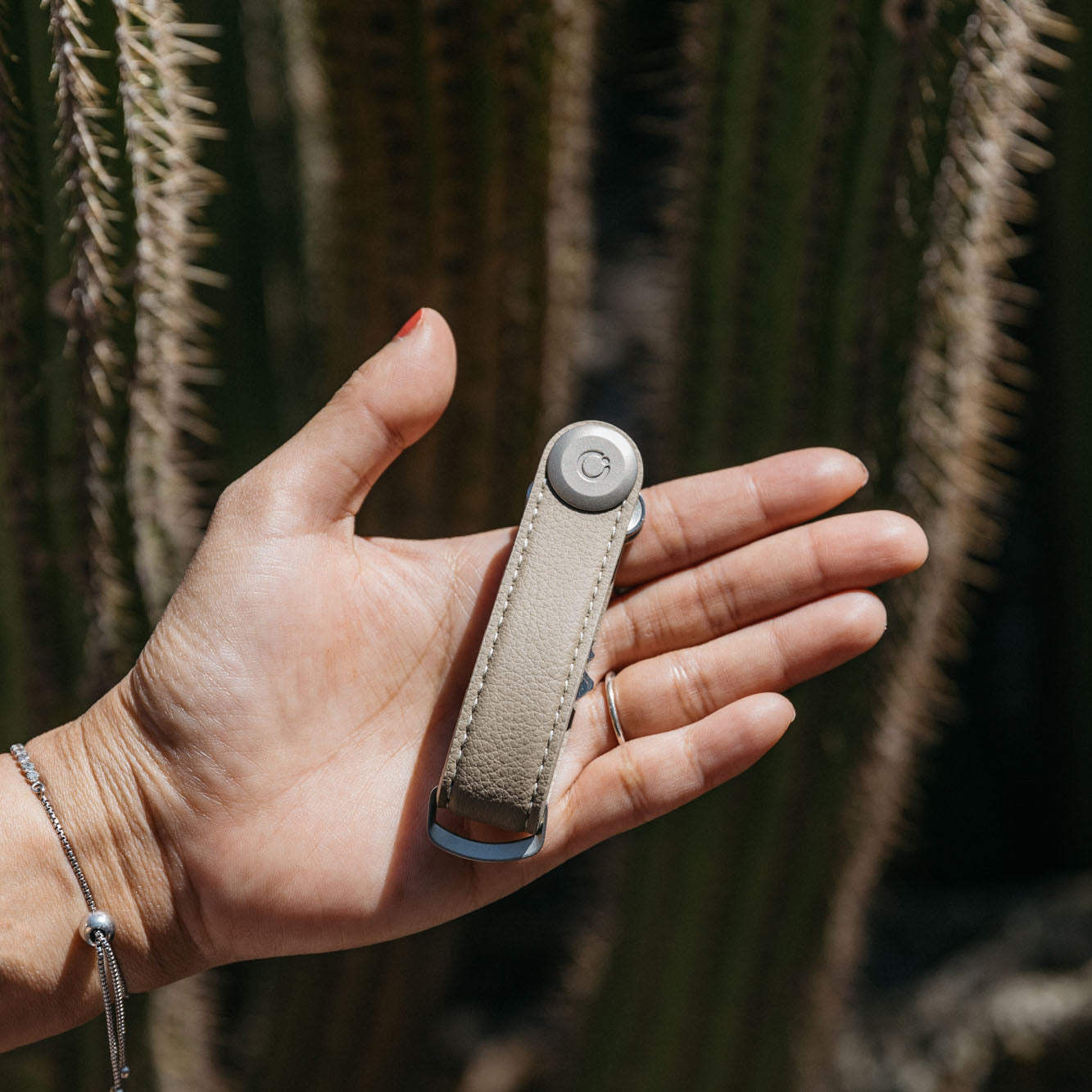 Key Organizer Orbitkey│Cactus Vegan Desert Sand│CCLO-2-DSDS│sleutelhanger leer liggend in hand