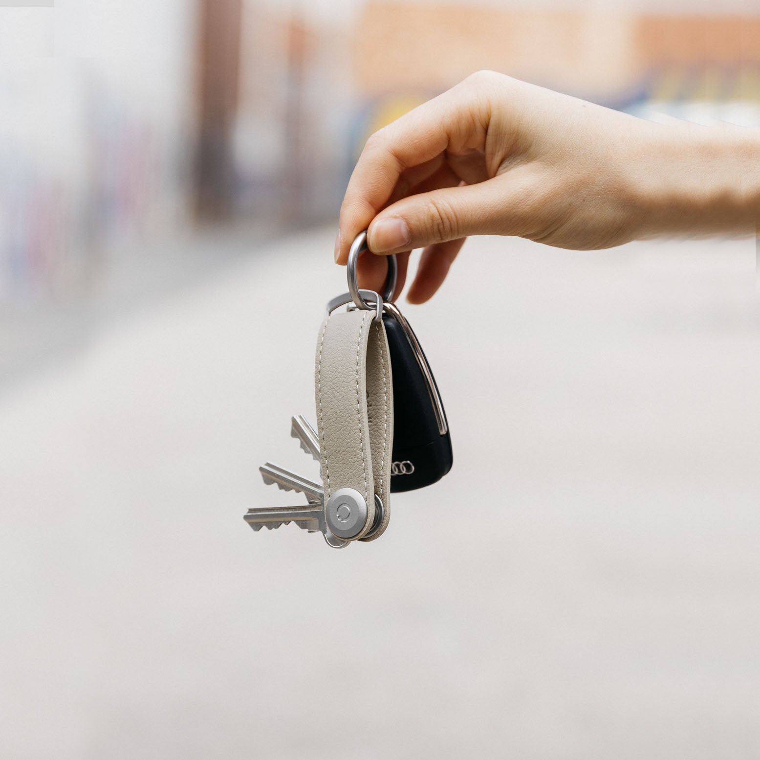 Key Organizer Orbitkey│Cactus Vegan Desert Sand│CCLO-2-DSDS│sleutelhanger leer in hand met autosleutel