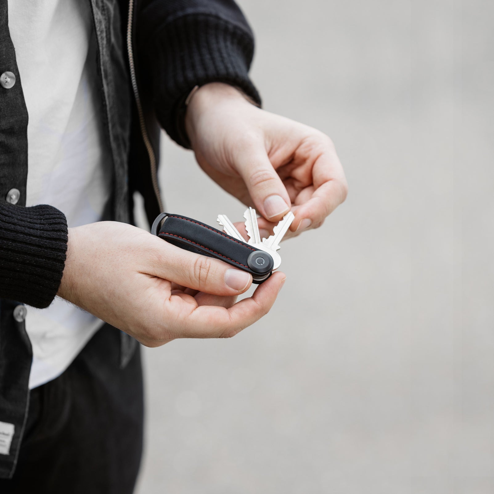 Key Organizer Orbitkey│Crazy Horse leather Obsidian Black-Red│CHLO-2-OBRDBK│sleutelhanger leer in handen