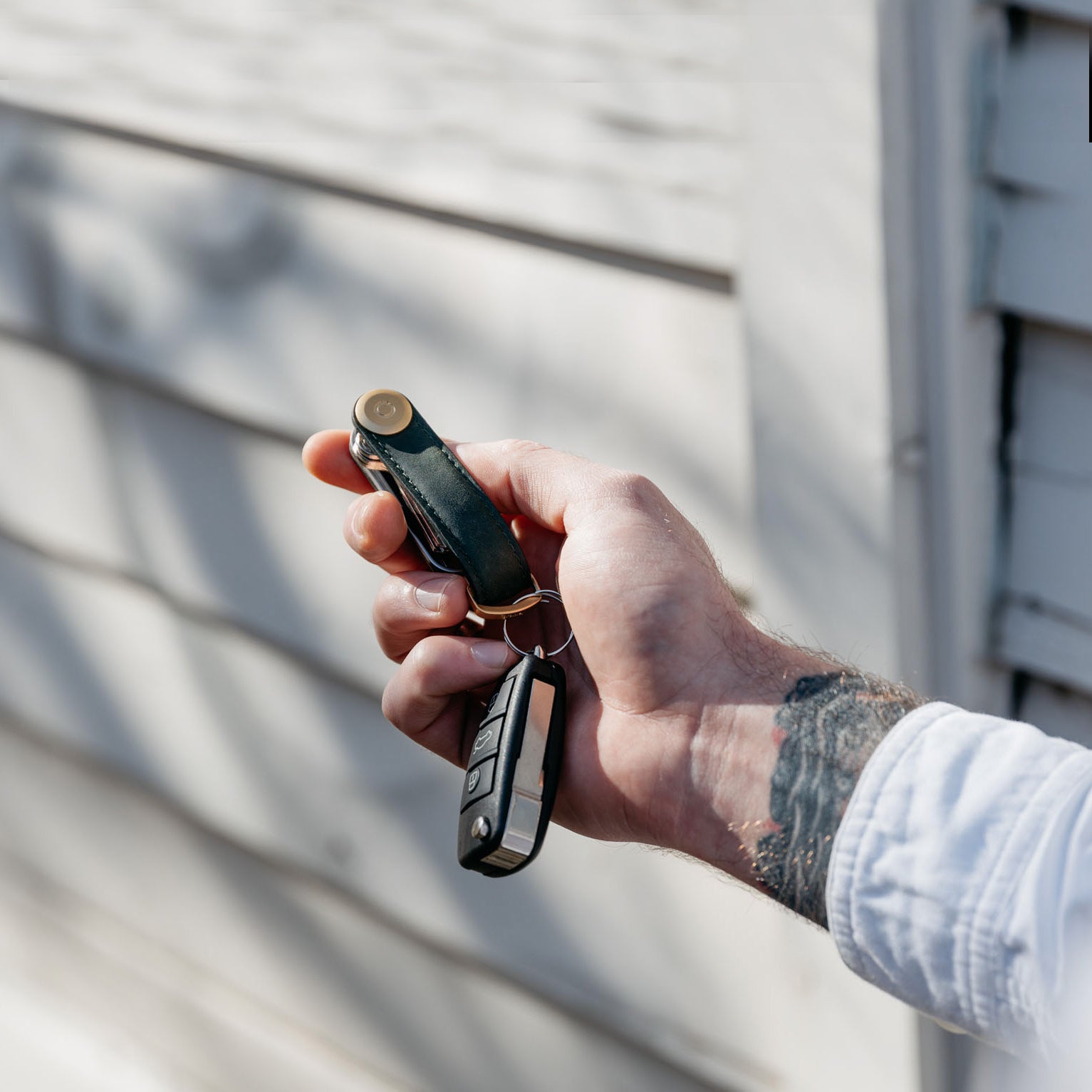 Key Organizer Orbitkey│Crazy Horse Leather Forest Green│art. CHLO-2-FGFGYG│sleutelhanger leer met autosleutel in handen