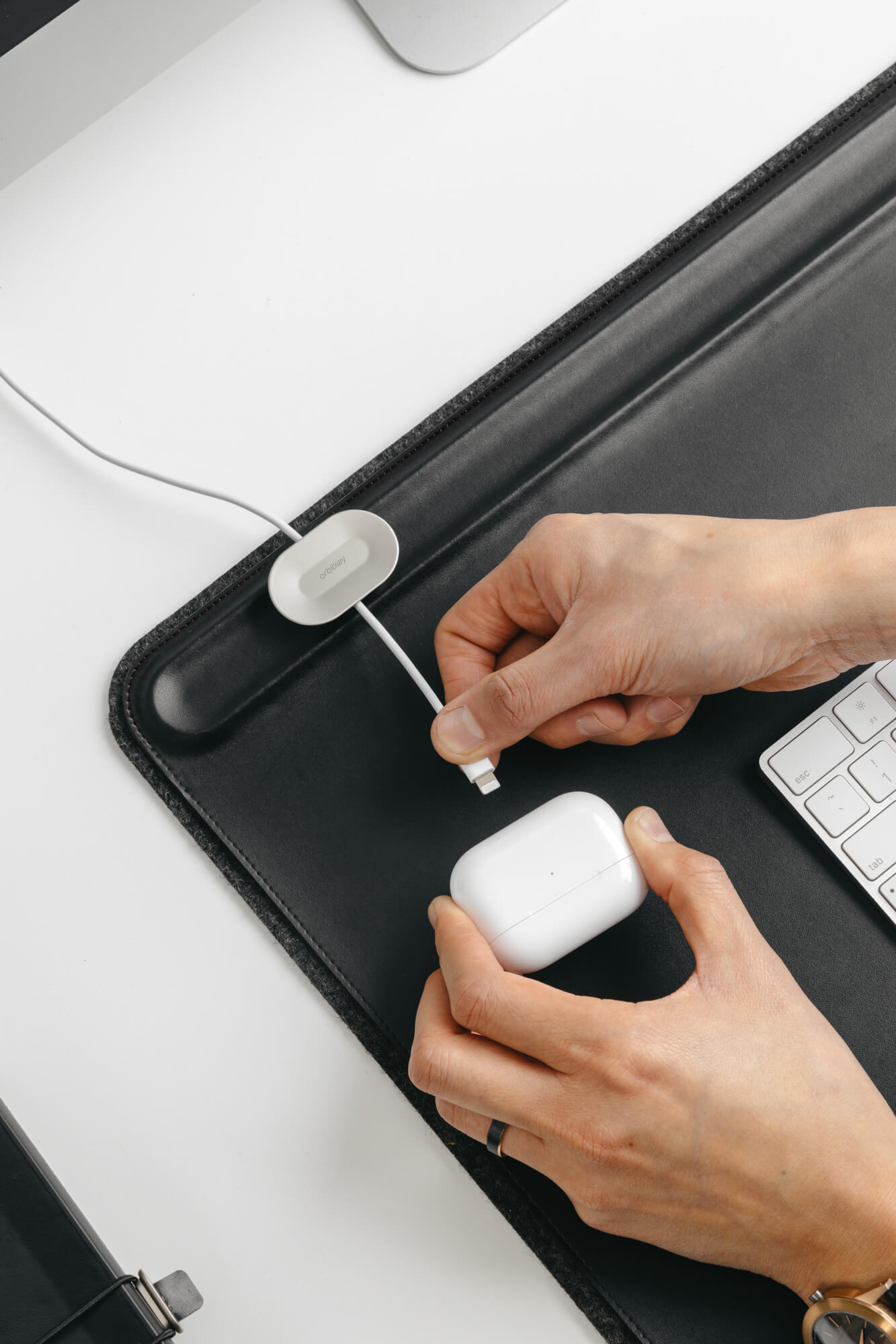 Orbitkey Cable Holder│Houder voor losse kabels│foto met kabel oplader Oordopjes Apple