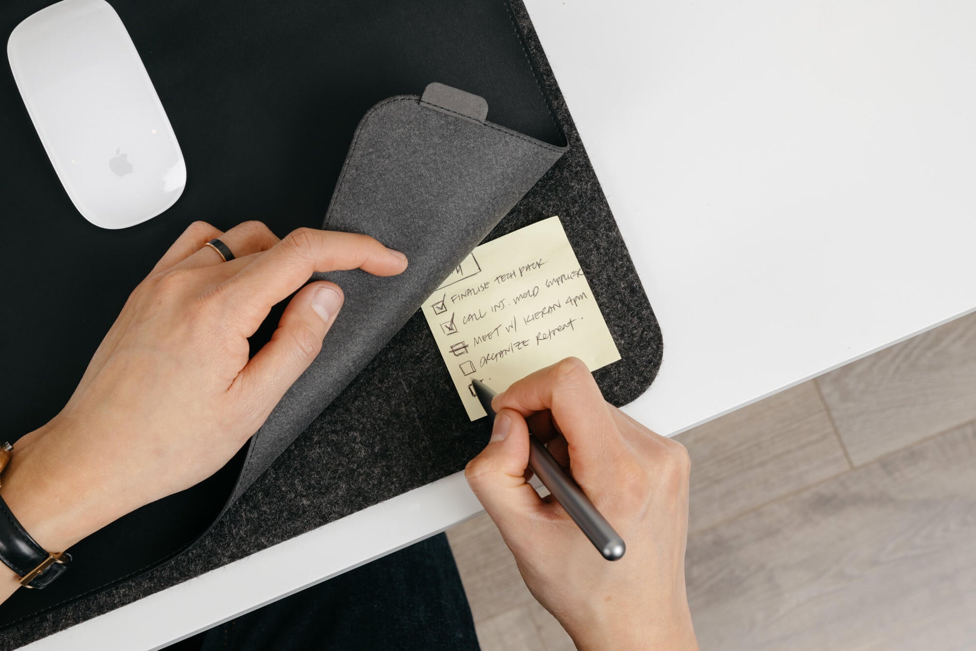 Orbitkey Desk Mat Large Black│Bureau-Organizer│detail met post-it tussen twee lagen
