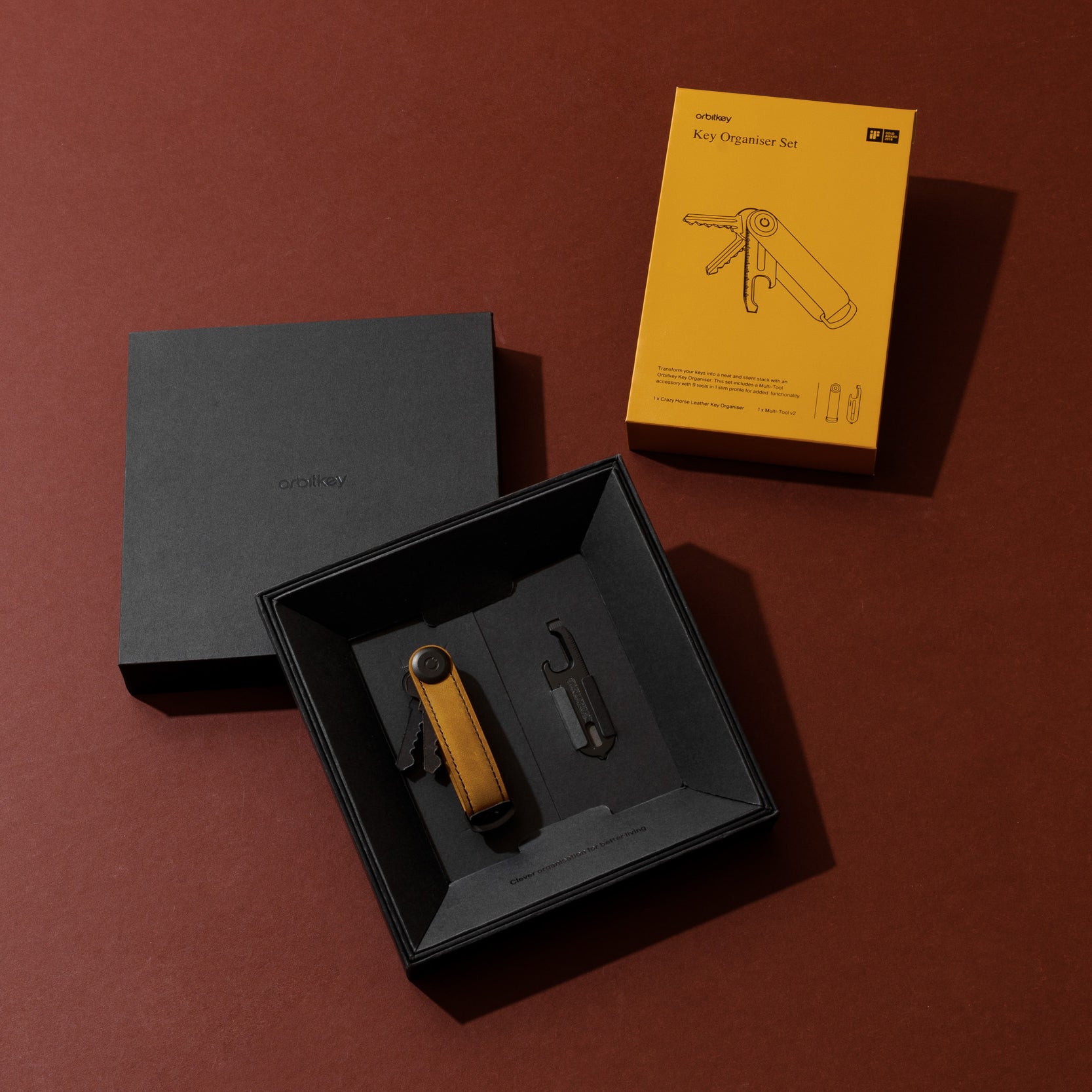 Orbitkey Gift Set│Key Organiser Chestnut Brown│Multitool Zwart│art. KCHB-CBB-201│verpakking geopend met bruine achtergrond