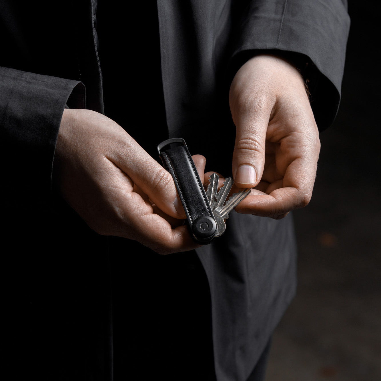 Key Organizer Orbitkey│Premium Leather Black│art. LTHO-2-BKBKBK│Sleutelhanger Leer met sleutels in hand