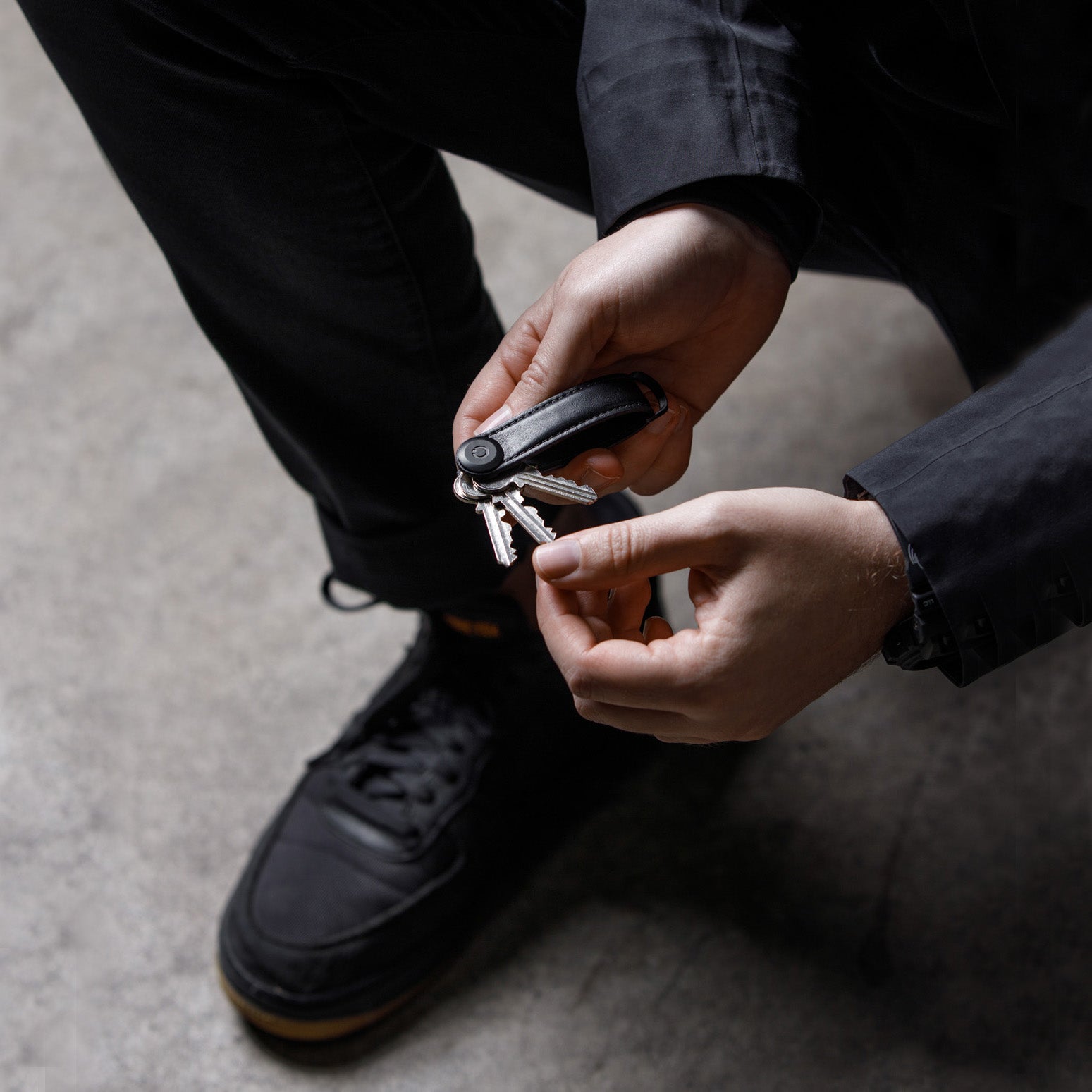 Key Organizer Orbitkey│Premium Leather Black│art. LTHO-2-BKBKBK│Sleutelhanger Leer met uitgevouwen sleutels in gebruik