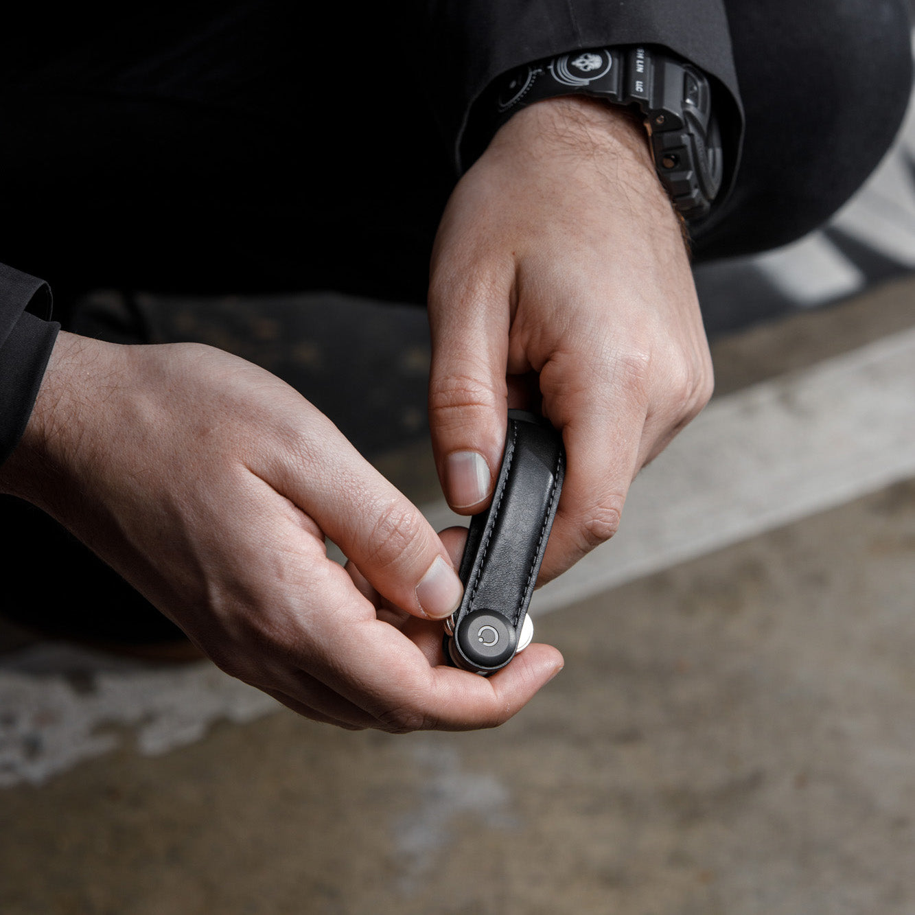 Key Organizer Orbitkey│Premium Leather Black│art. LTHO-2-BKBKBK│Sleutelhanger Leer in gebruik met sleutels ingevouwen