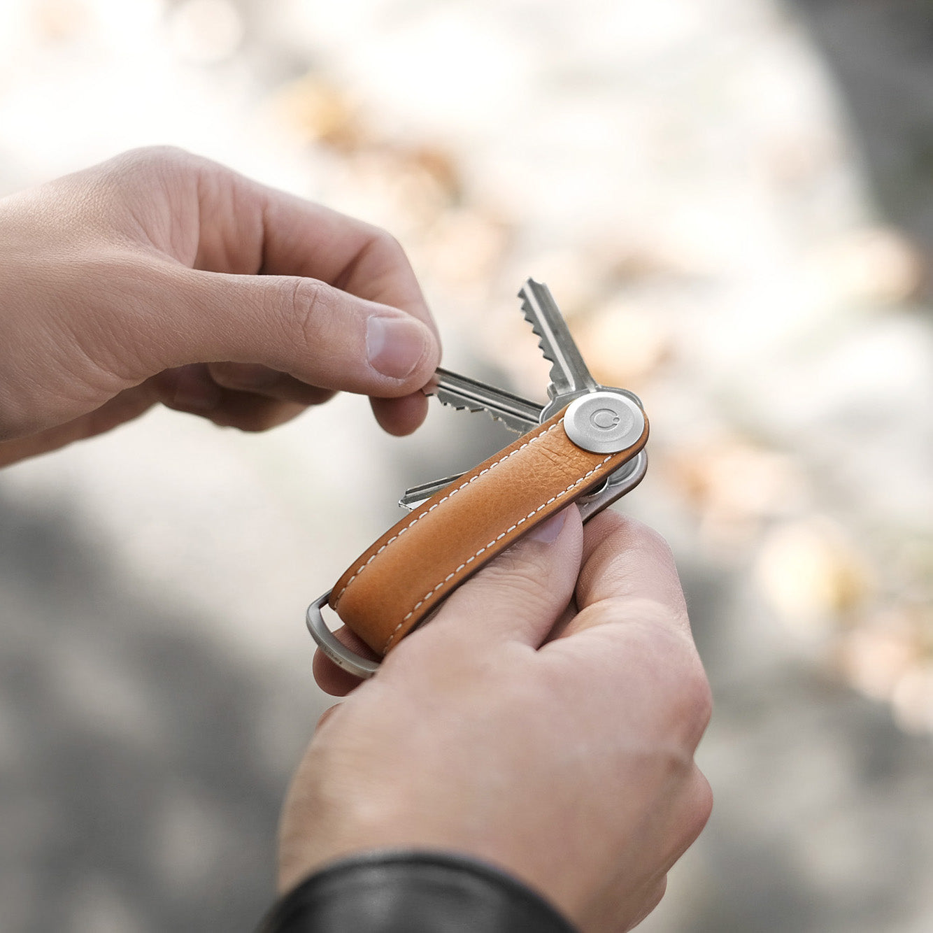 Key Organizer Orbitkey│Premium Leather Cognac Tan│art. LTHO-2-CGTN│sleutelhanger leer in handen