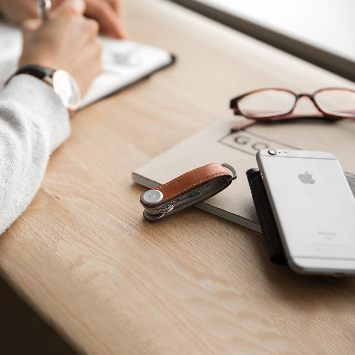 Key Organizer Orbitkey│Premium Leather Cognac Tan│art. LTHO-2-CGTN│sleutelhanger leer naast I-phone