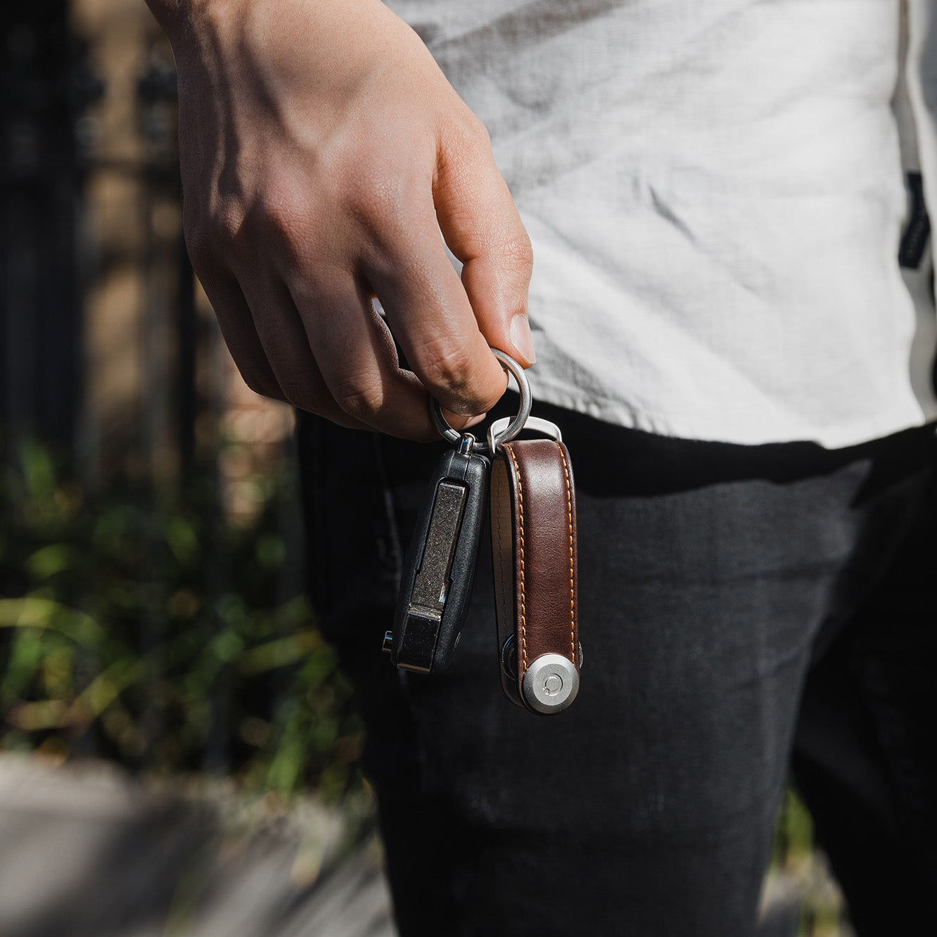Key Organizer Orbitkey│Premium Leather Espresso Brown│art. LTHO-2-ESBR│sleutelhanger leer in hand met autosleutel