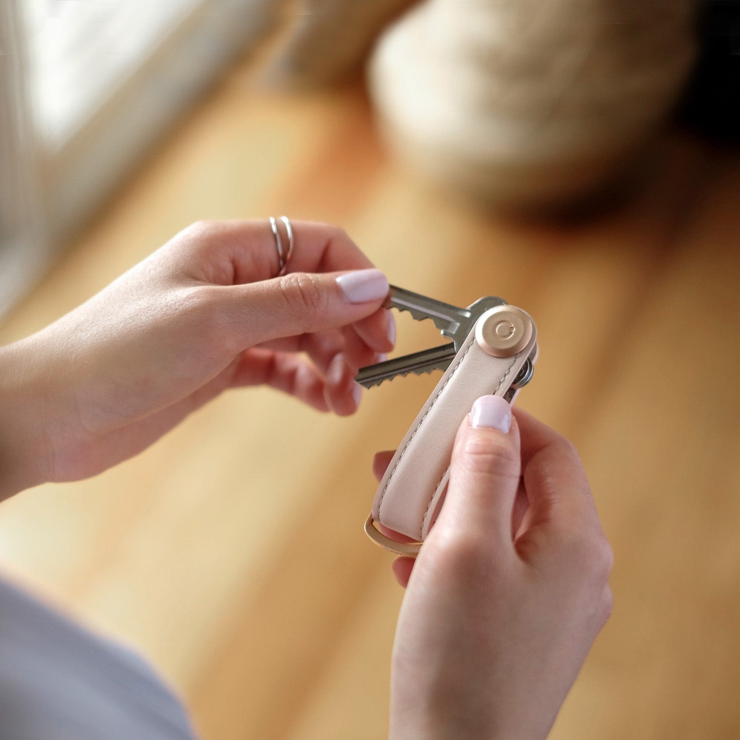 Key Organzizer Orbitkey│Premium Leather Blush│art. LTHO-2-BHBHRG│sleutelhanger leer in hand