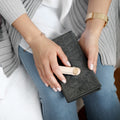 Key Organzizer Orbitkey│Premium Leather Blush│art. LTHO-2-BHBHRG│sleutelhanger leer in hand met portefeuille