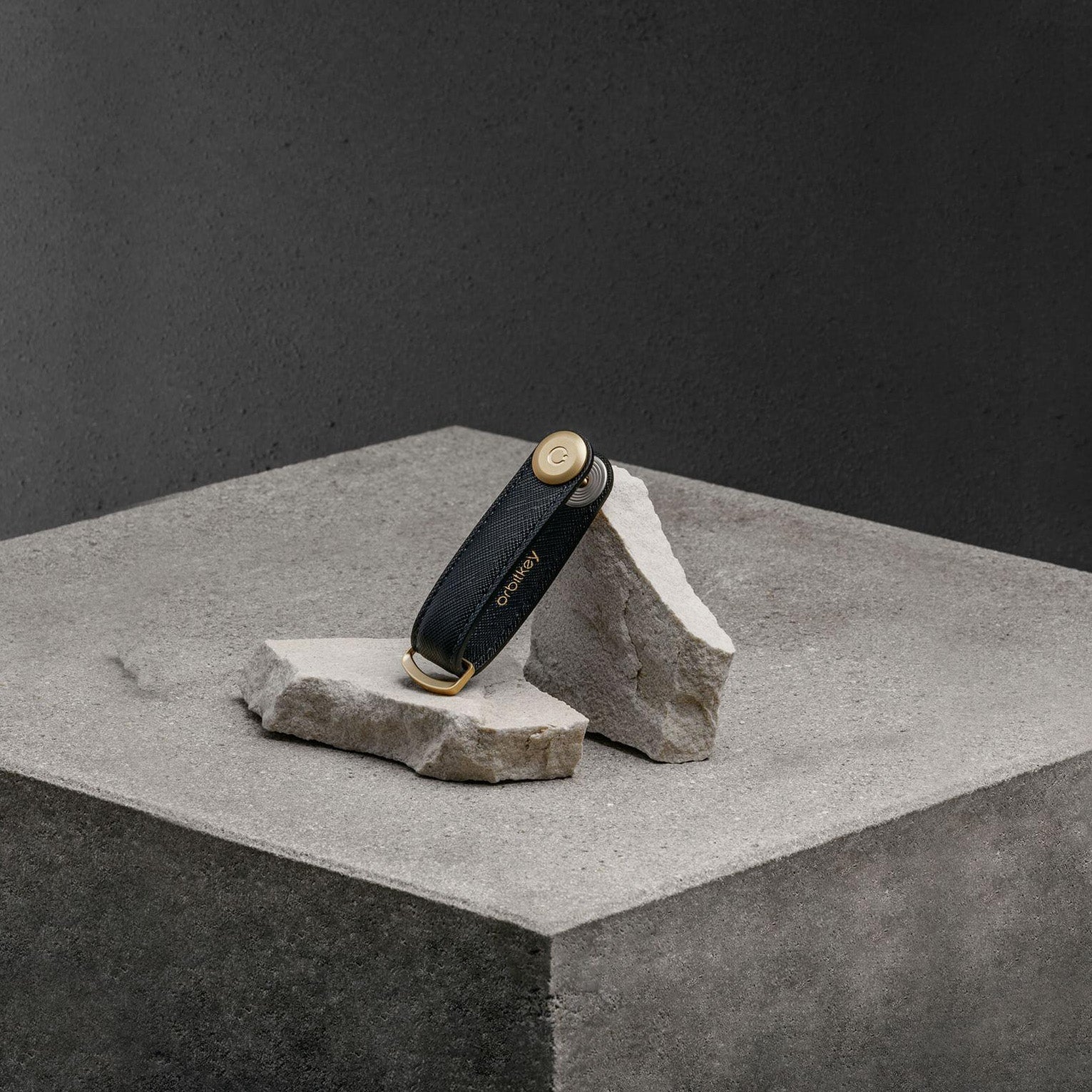 Key Organizer Orbitkey│Saffiano Liquorice Black│SFLO-2-LBBKYG│sleutelhanger leer op stenen blok