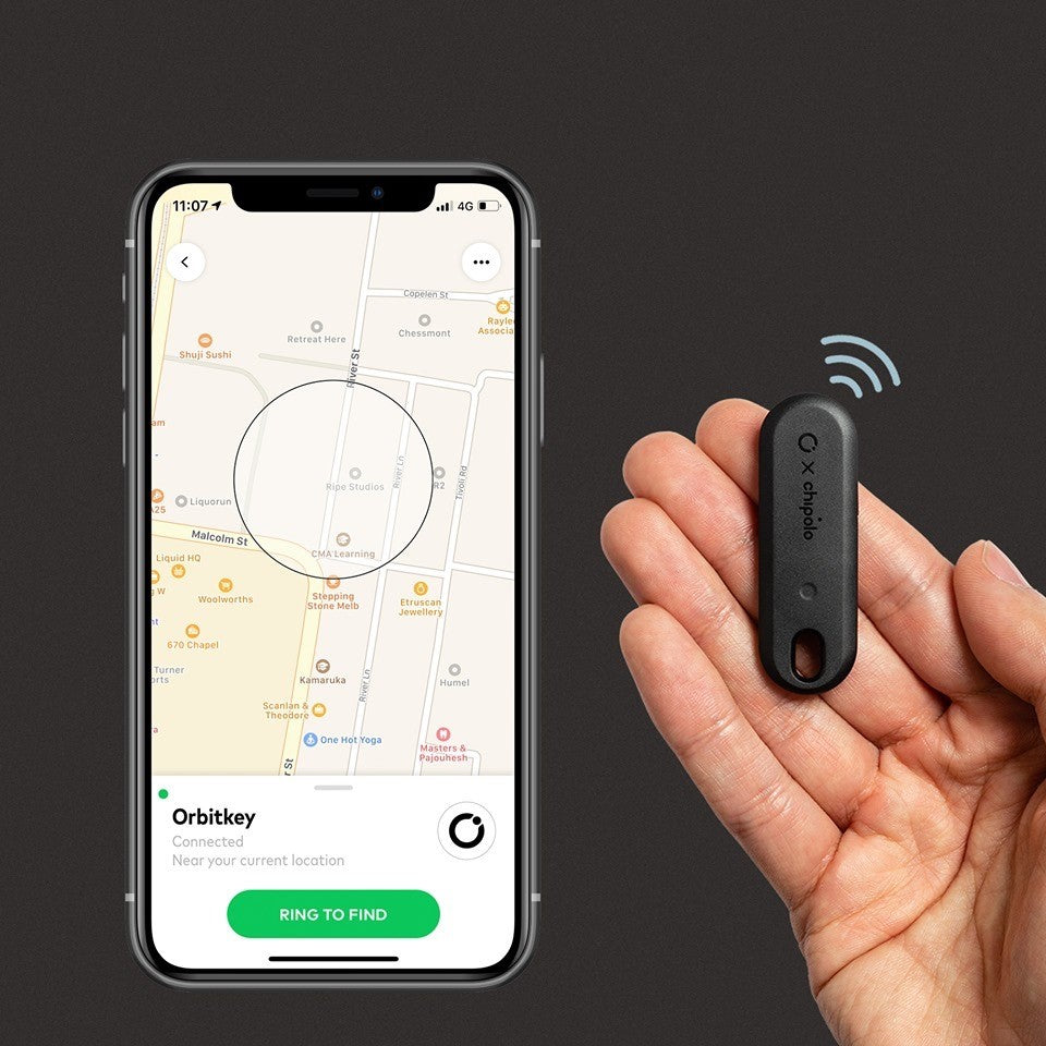 Orbitkey Key Organiser│Chipolo Tracker Zwart│art. BTRO-1-BKBK│naast telefoon