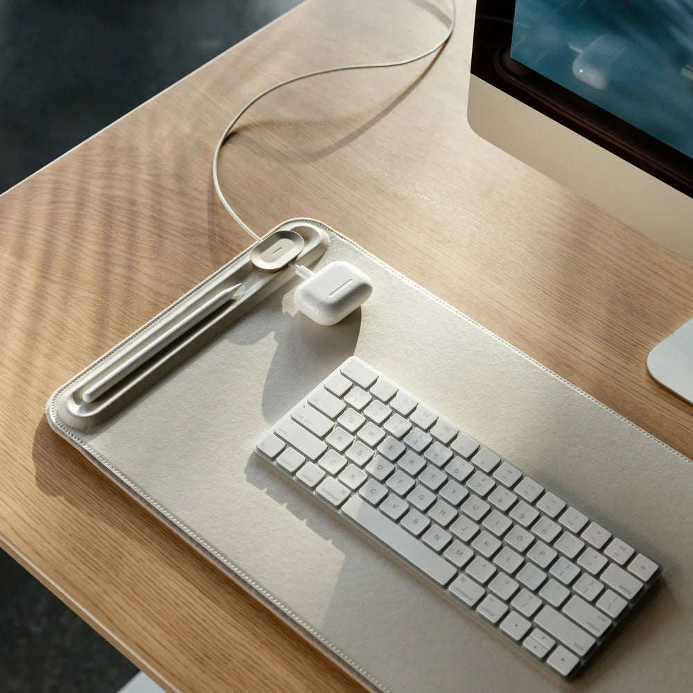 Orbitkey Desk Mat Slim Stone│Bureau Organizer│art. WDS1-STO-105│op houten bureau met computer en kabel in Cable Holder
