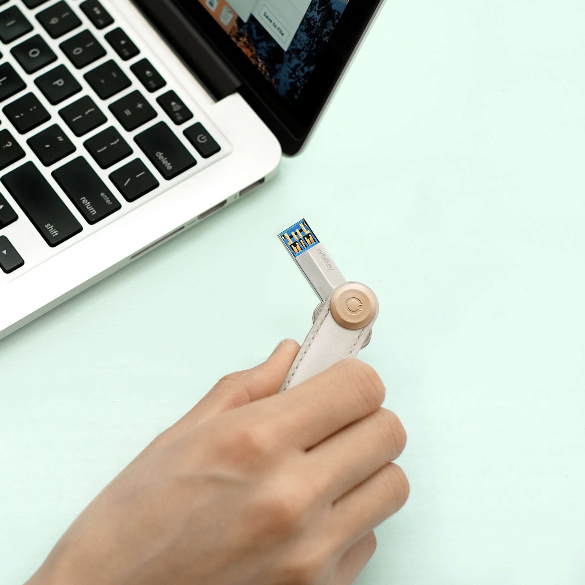 Orbitkey Key Organiser │USB Stick 8GB│art. ADDO-2-8GB│naast laptop