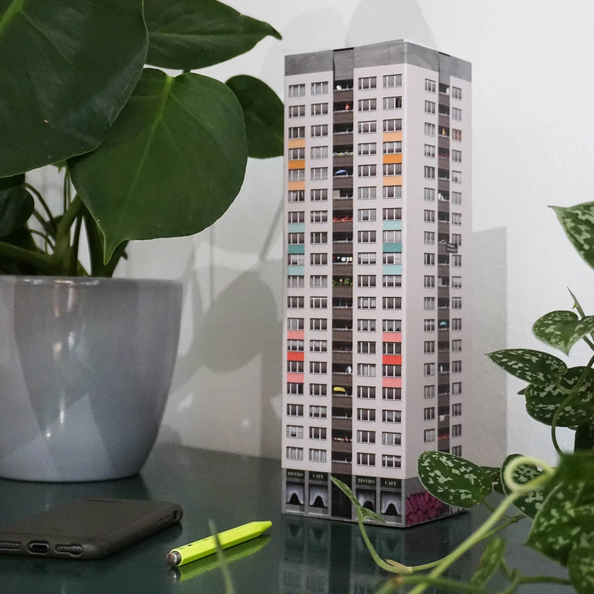 Memoblok Paperscraper Plattenbau Berlin│Notitieblok hoog gebouw│op kast naast planten