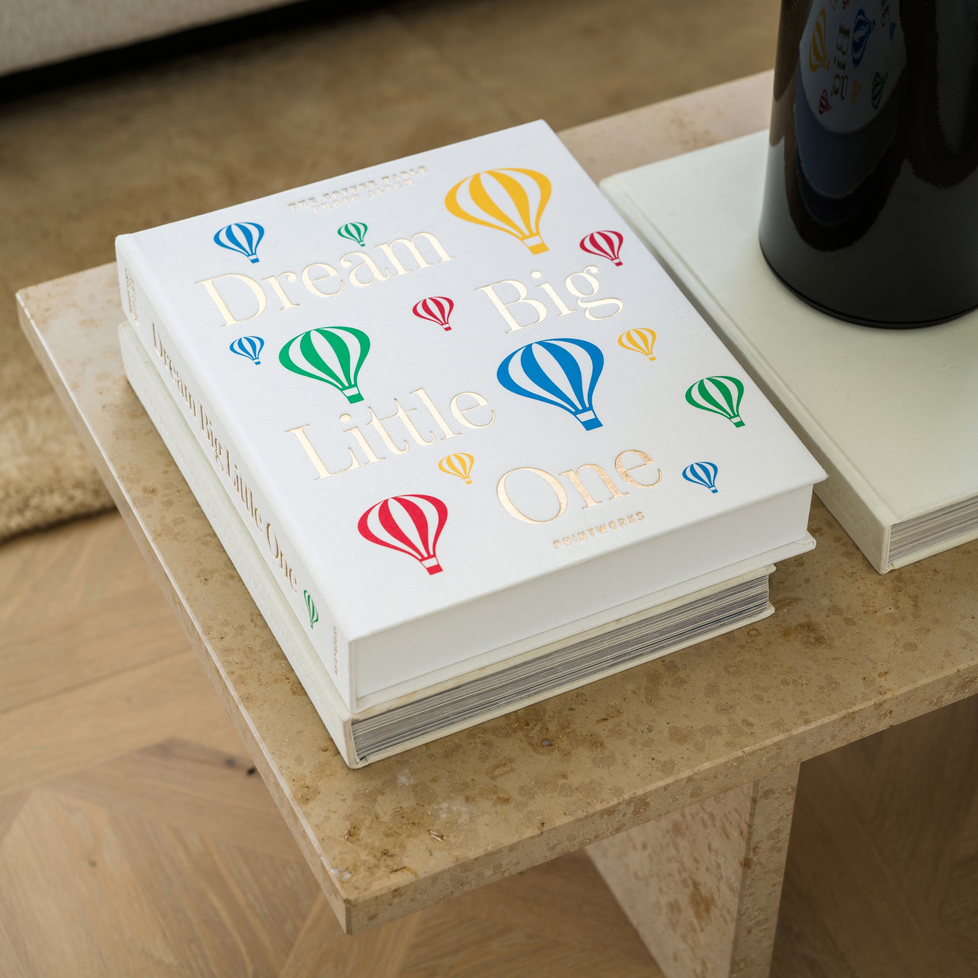 Fotoalbum Baby Printworks Beige│dream Big Little One│art. PW00607│stapel boeken op salontafel