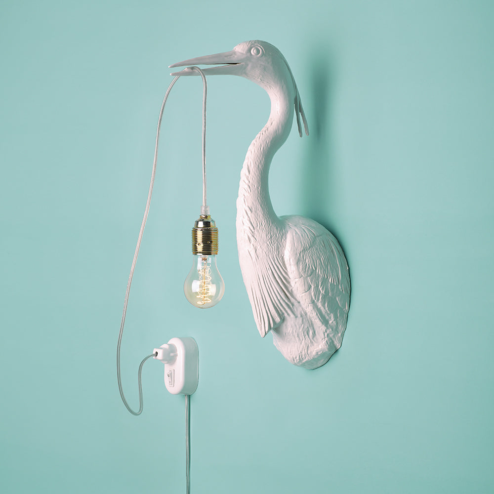 Flying Dutchman • Wandlamp • Verlichting • Designmarket.today • Wandlamp Flying Dutchman van designer Jasmin Djerzic is een echte eye-catcher! Alhoewel deze reiger een snoer in plaats van een vis tussen zijn snavels klemt, is zijn typische houding voor iedereen herkenbaar. En zal zorgen voor een glimlach op ieders gezicht.
