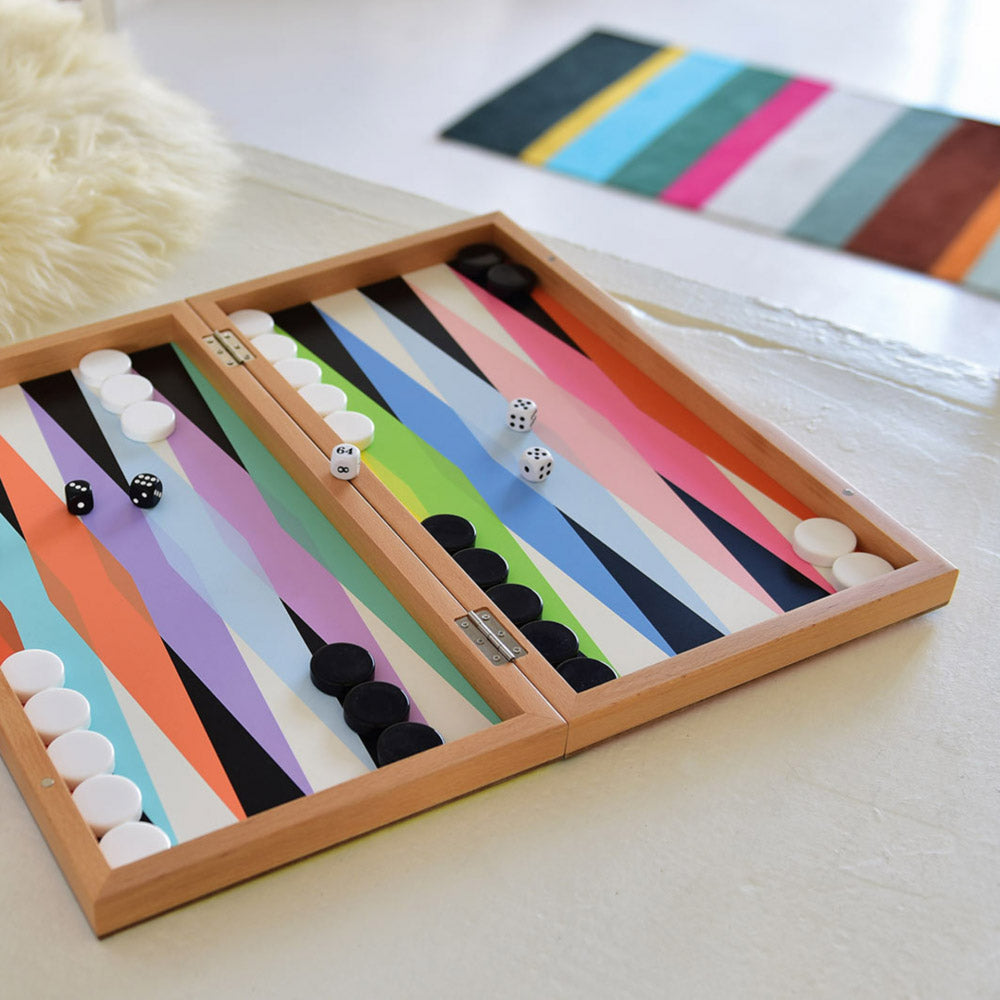 Backgammon Bordspel│Remember│art. GAM01│geopend met speelstukken naast gekleurde mat en wollen vacht