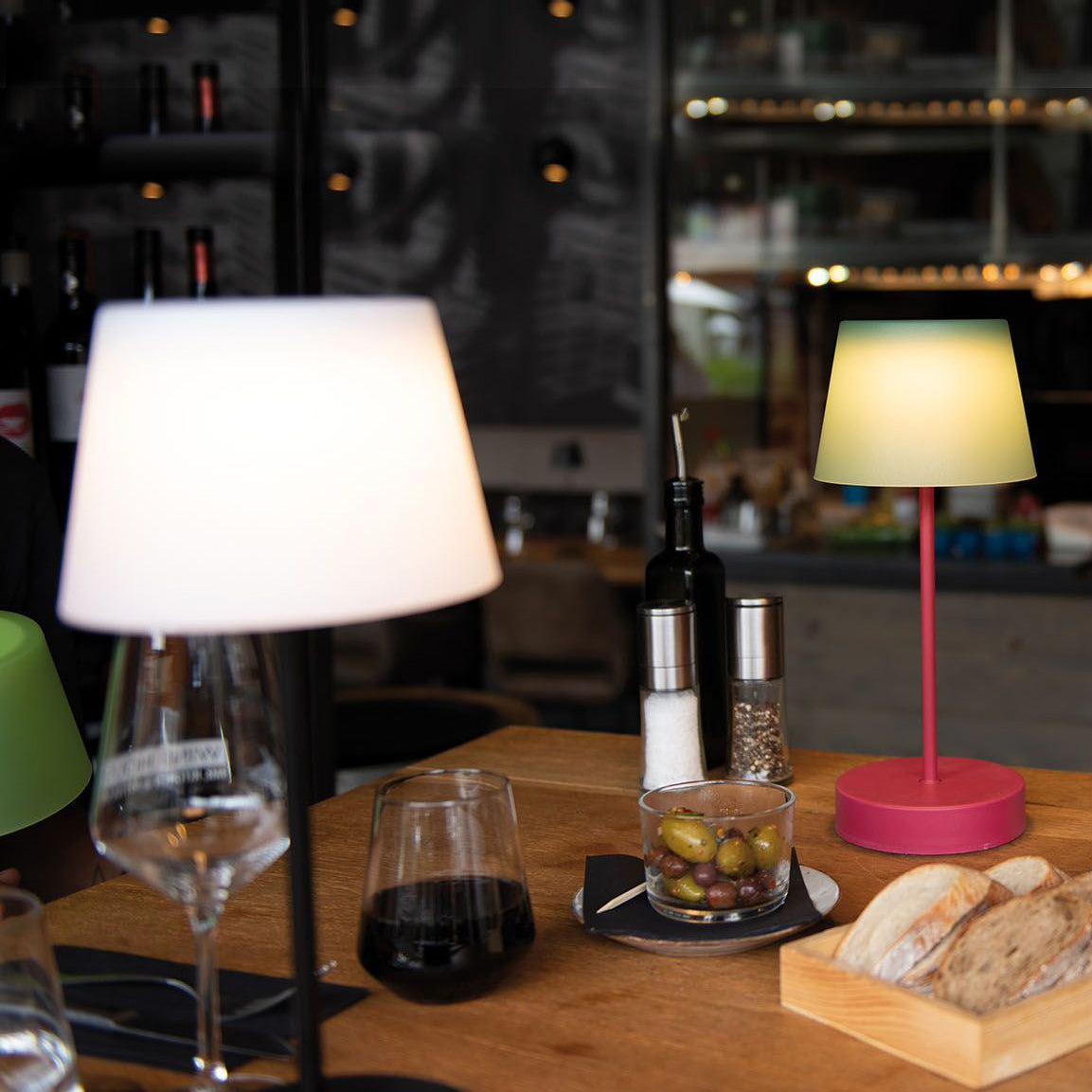 Oscar Oplaadbare Tafellamp Cozy│Remember│Buitenverlichting│art. LT 02│in restuarant samen met zwarte versie