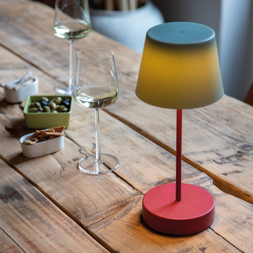 Oscar Oplaadbare Tafellamp Cozy│Remember│Buitenverlichting│art. LT 02│op houten tafel naast wijnglas