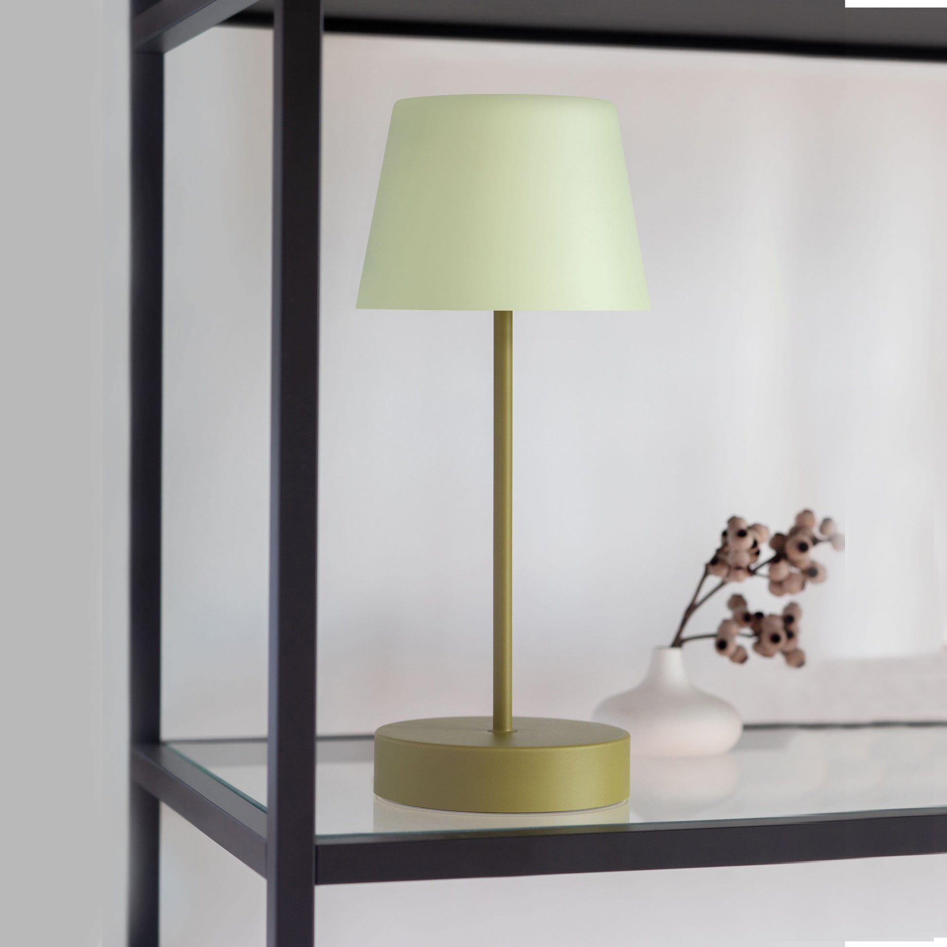 Oscar Oplaadbare tafellamp Fresh│Remember│art. LT03│Buitenverlichting│lamp uit in glazen kast