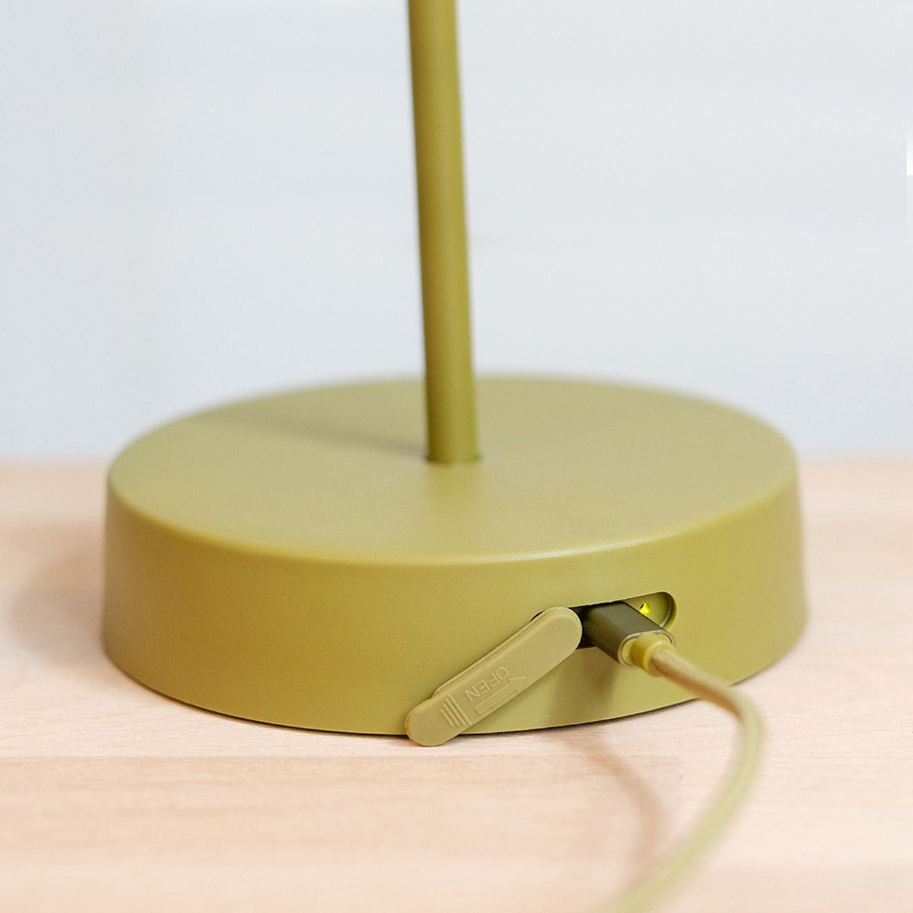 Oscar Oplaadbare tafellamp Fresh│Remember│art. LT03│Buitenverlichting│detail USB-poort