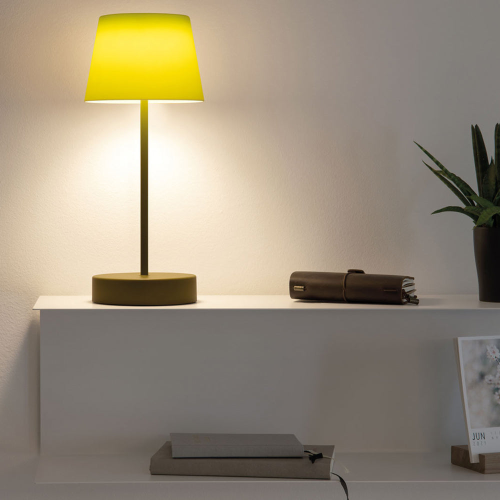 Oscar Oplaadbare tafellamp Fresh│Remember│art. LT03│Buitenverlichting│lamp aan op dressoir