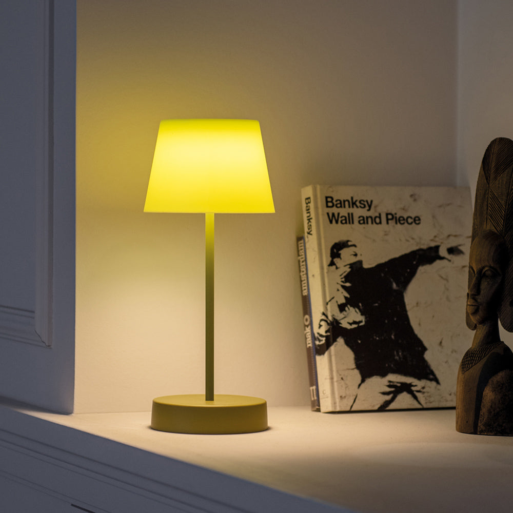 Oscar Oplaadbare tafellamp Fresh│Remember│art. LT03│Buitenverlichting│lamp aan in witte kast