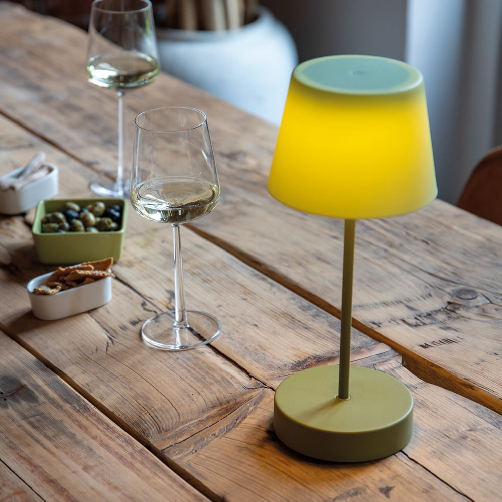 Oscar Oplaadbare tafellamp Fresh│Remember│art. LT03│Buitenverlichting│lamp aan op eettafel