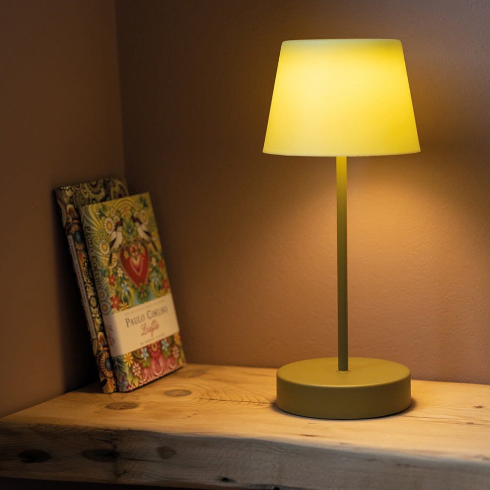 Oscar Oplaadbare tafellamp Fresh│Remember│art. LT03│Buitenverlichting│lamp aan in kast met boeken