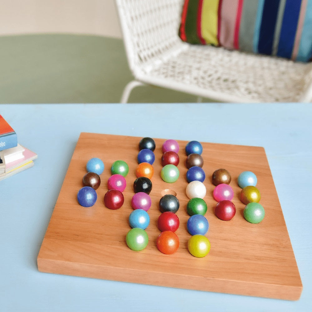 Bordspel Solitaire Remember│art. SOL1│op tafel met stoel op achtergrond