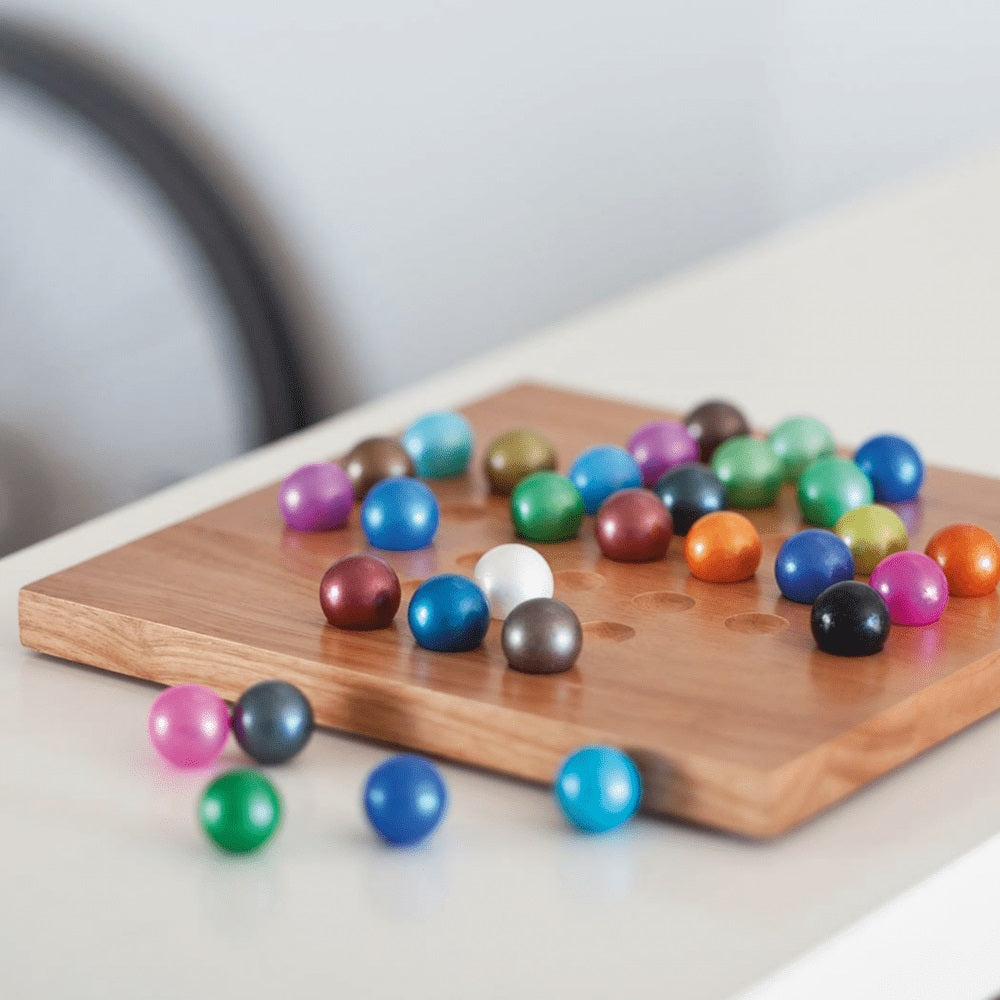 Bordspel Solitaire Remember│art. SOL1│op tafel met knikkers op en naast bord