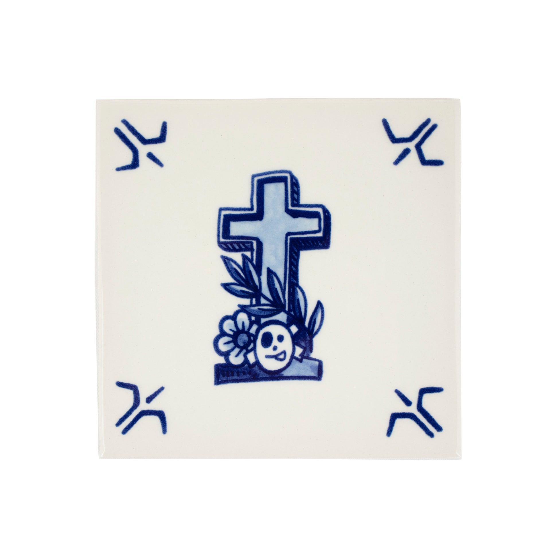 Schiffmacher Royal Blue Tattoo • Tegel • Schiffmacher Royal Blue Tattoo is een unieke samenwerking tussen tattoo artist Henk Schiffmacher en Royal Delft - Porcelyne Fles. De oude ambachten en tradities van beiden komen samen in prachtige objecten als vazen, borden en tegels. Rijk aan cultuur en historie.