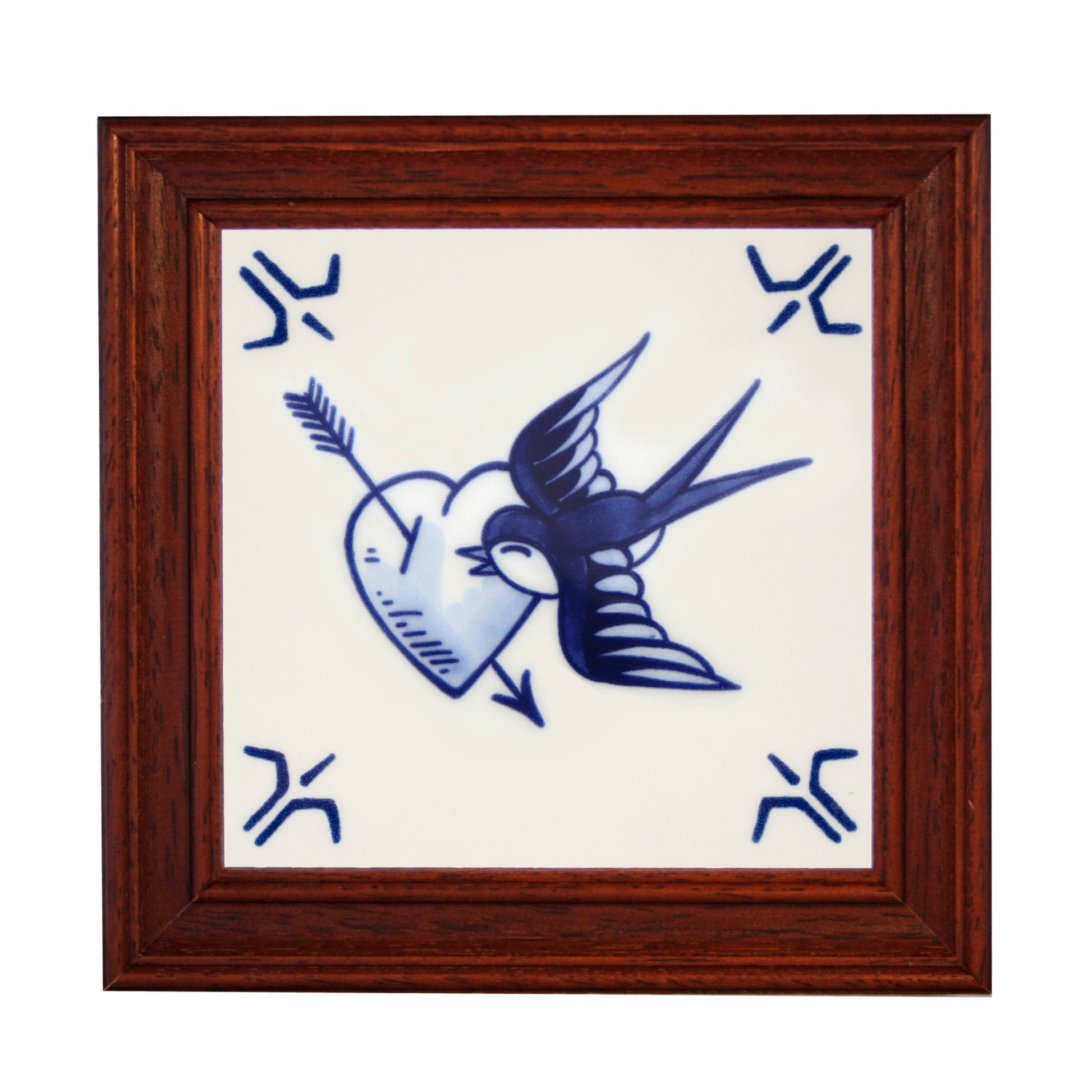 De Schiffmacher Royal Blue Tattoo collectie is een unieke samenwerking tussen tattoo artist Henk Schiffmacher en Royal Delft - Porcelyne Fles. Prachtige objecten zoals vazen, borden en tegels, waarbij de werelden en de tradities van beide ambachten samenkomen. Rijk aan historie, cultuur, traditie en symboliek.