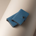 Secrid Miniwallet Twist│art. MTW-JEANS-BLUE││Pasjeshouder│bovenaanzicht met slimwallet op beige ondergrond