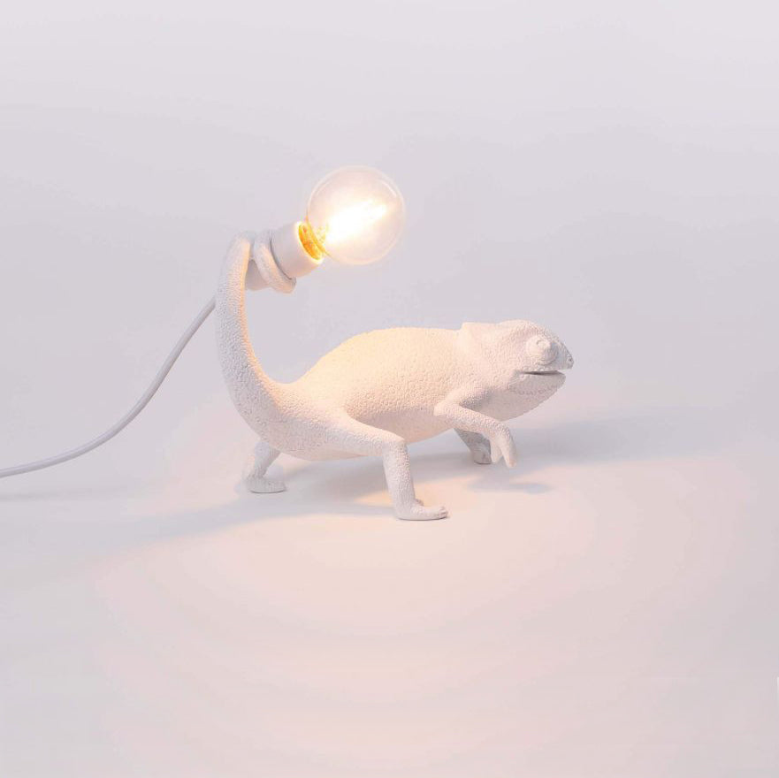 De Chameleon Lamp is ontworpen door Marcantonio voor het designlabel Seletti. Deze speelse lamp in de vorm van een kameleon is uitgevoerd in 3 versies: een staande voor op tafel en twee wandversies. Nieuwe USB-versie, geschikt voor USB-poort en stopcontact met meegeleverde stekker.