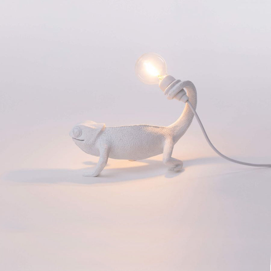 De Chameleon Lamp is ontworpen door Marcantonio voor het designlabel Seletti. Deze speelse lamp in de vorm van een kameleon is uitgevoerd in 3 versies: een staande voor op tafel en twee wandversies. Nieuwe USB-versie, geschikt voor USB-poort en stopcontact met meegeleverde stekker.