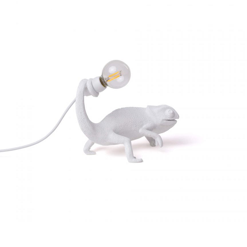 Seletti • Chameleon Lamp • Marcantonio • Designmarket.today • De Chameleon Lamp is ontworpen door Marcantonio voor het designlabel Seletti. Deze speelse lamp in de vorm van een kameleon is uitgevoerd in 3 versies: een staande voor op tafel en twee wandversies. Nieuwe USB-versie, geschikt voor USB-poort en stopcontact met meegeleverde stekker.