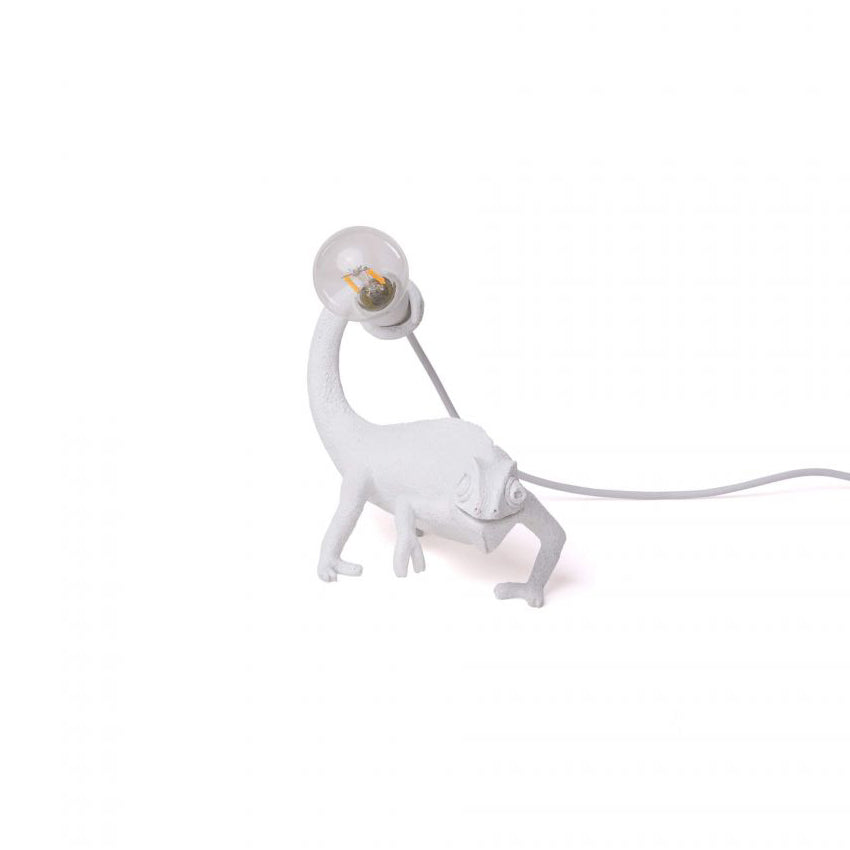 De Chameleon Lamp is ontworpen door Marcantonio voor het designlabel Seletti. Deze speelse lamp in de vorm van een kameleon is uitgevoerd in 3 versies: een staande voor op tafel en twee wandversies. Nieuwe USB-versie, geschikt voor USB-poort en stopcontact met meegeleverde stekker.