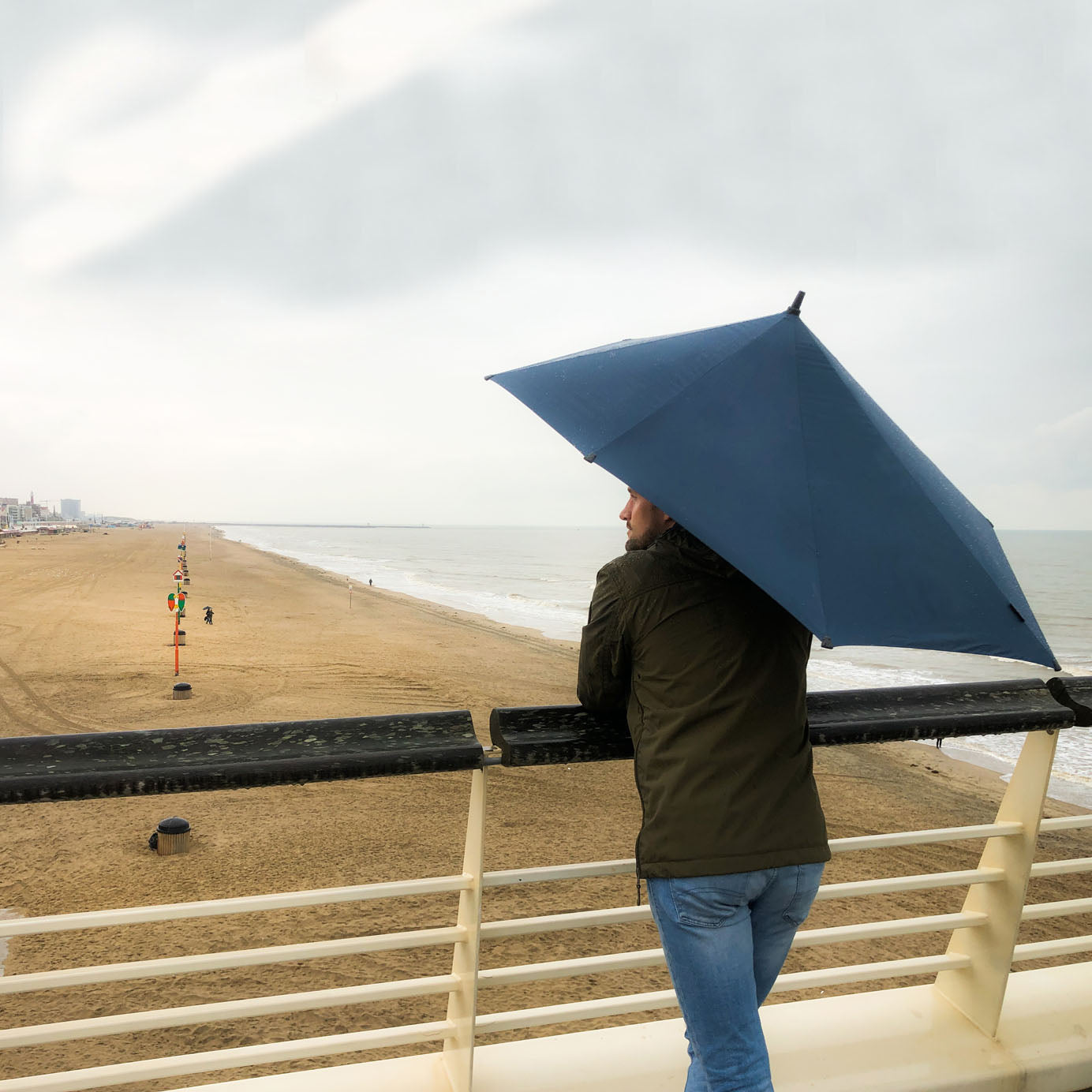 Senz Paraplu Original│Midnight Blue│Storm Paraplu│lifestyle foto aan strand